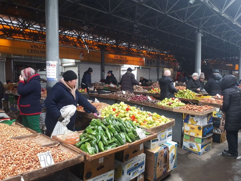 Покупателей на Центральном рынке пока немного.