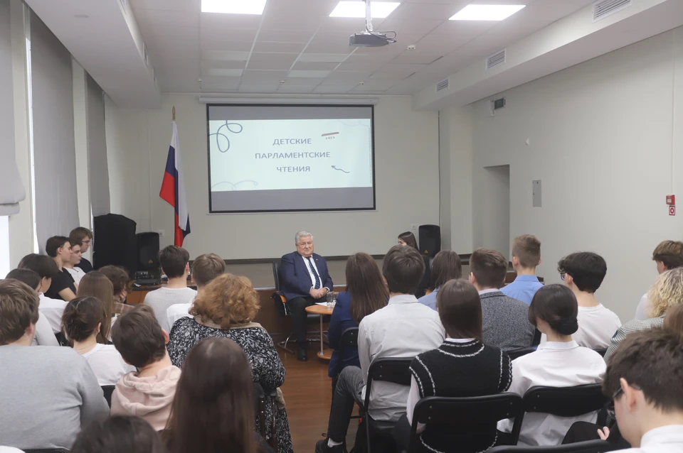 Геннадий Котельников провел в самарской школе №81 парламентский урок.