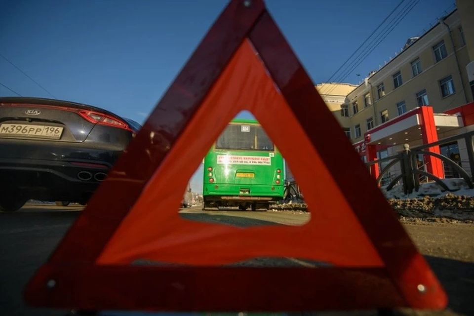 Жители Новосибирска жалуются на провал на дороге