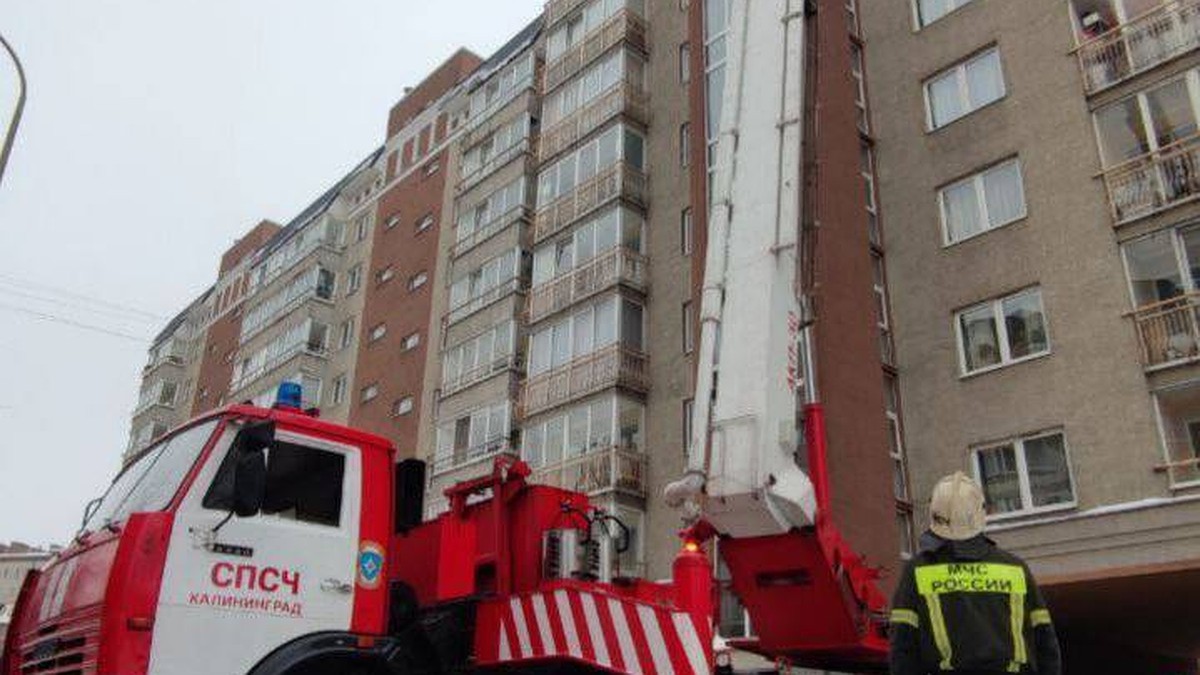 В Калининграде пожарная вышка потребовалась, чтобы снять с крыши  отвалившийся флюгер - KP.RU