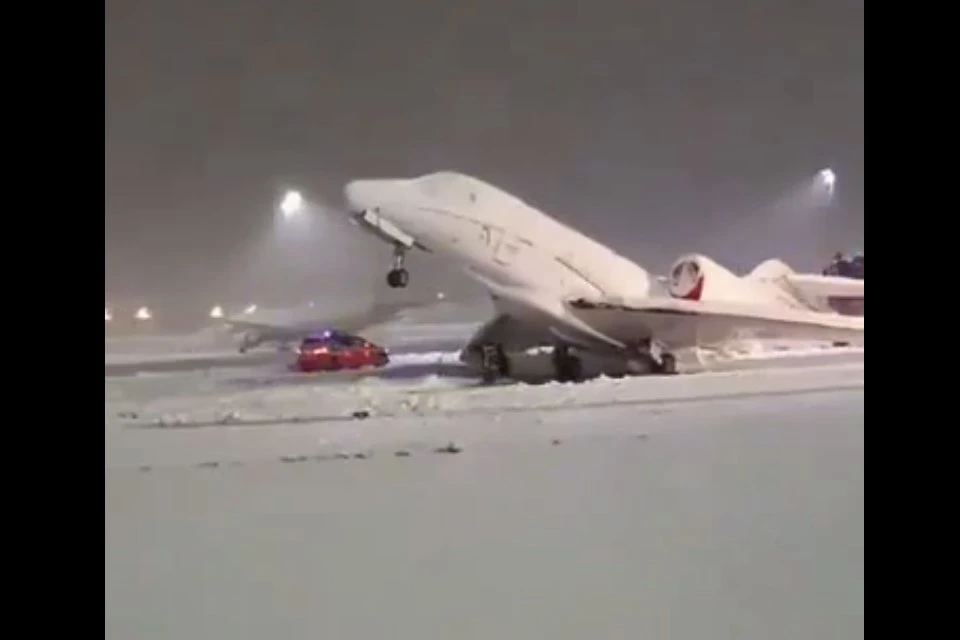 В Мюнхене вмёрз в полосу самолёт, вылетавший на саммит по глобальному потеплению, фото: скриншот из видео