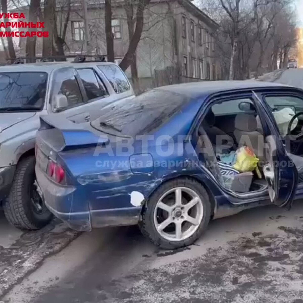 Во Владивостоке угонщик-дрифтер выбил страйк из 5 припаркованных авто -  KP.RU