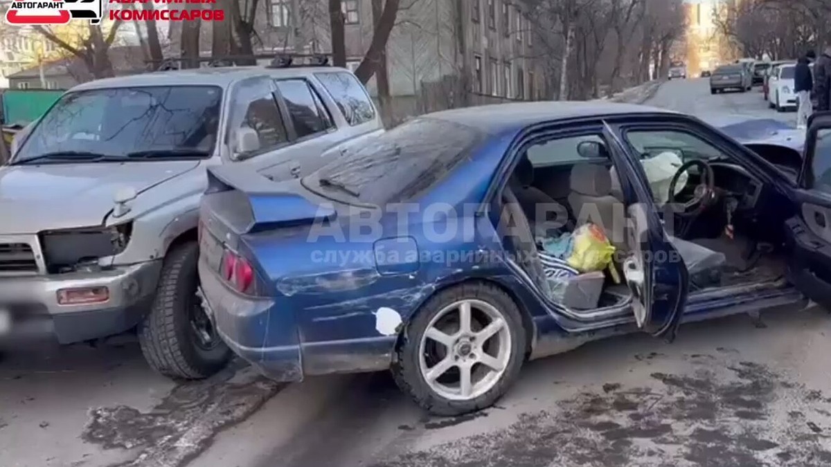 Во Владивостоке угонщик-дрифтер выбил страйк из 5 припаркованных авто -  KP.RU