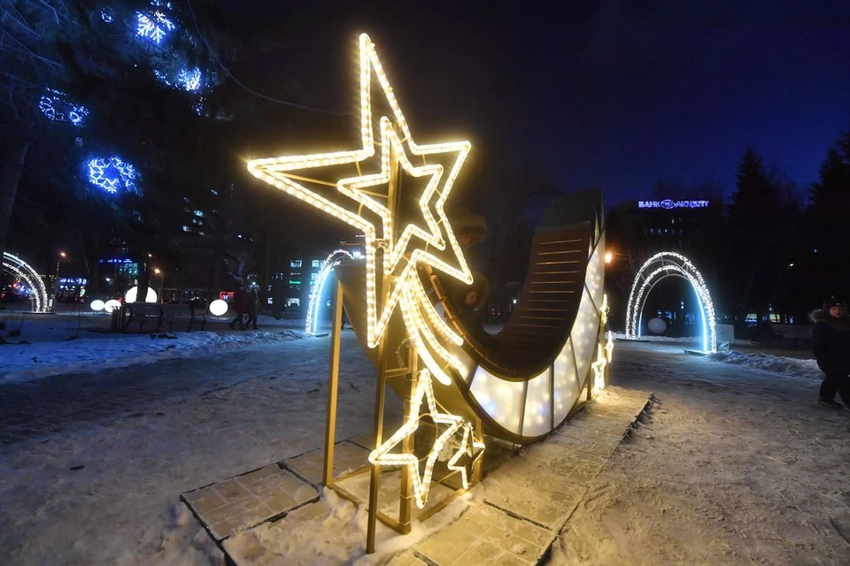 За фото с новогодней игрушкой обещают подарок. Фото: Иван МАКЕЕВ