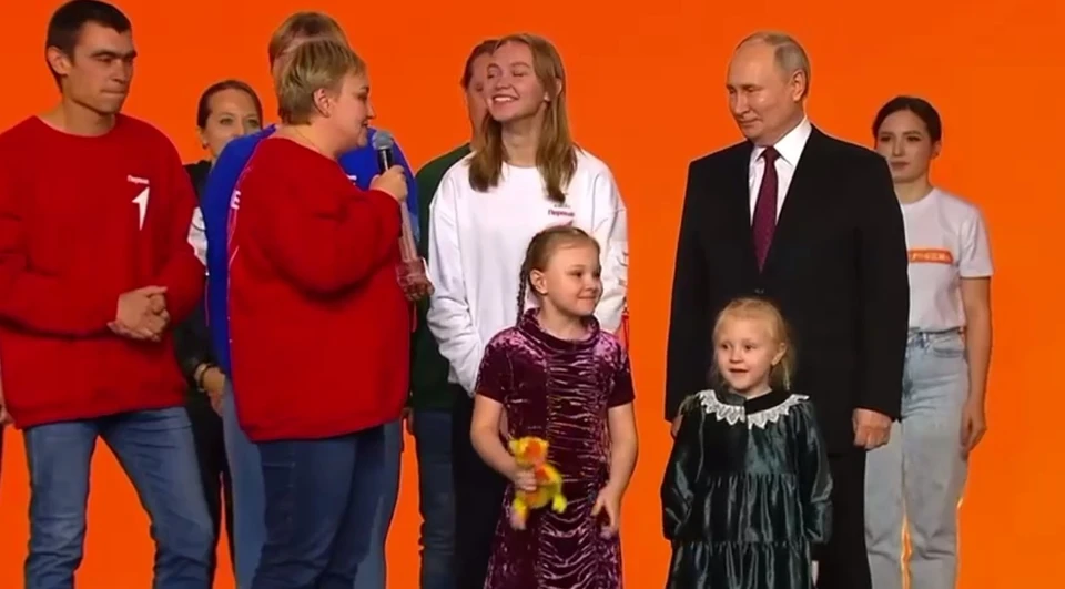 Наталья Аминева (с микрофоном в руках) мгновением ранее получила награду из рук Владимира Путина. Скриншот видео из телеграм-канала "Росмолодежь".