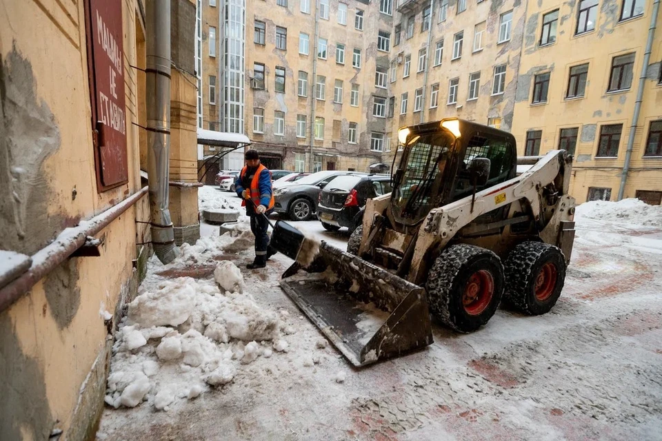549 дворов Петербурга плохо почистили после обильных снегопадов.