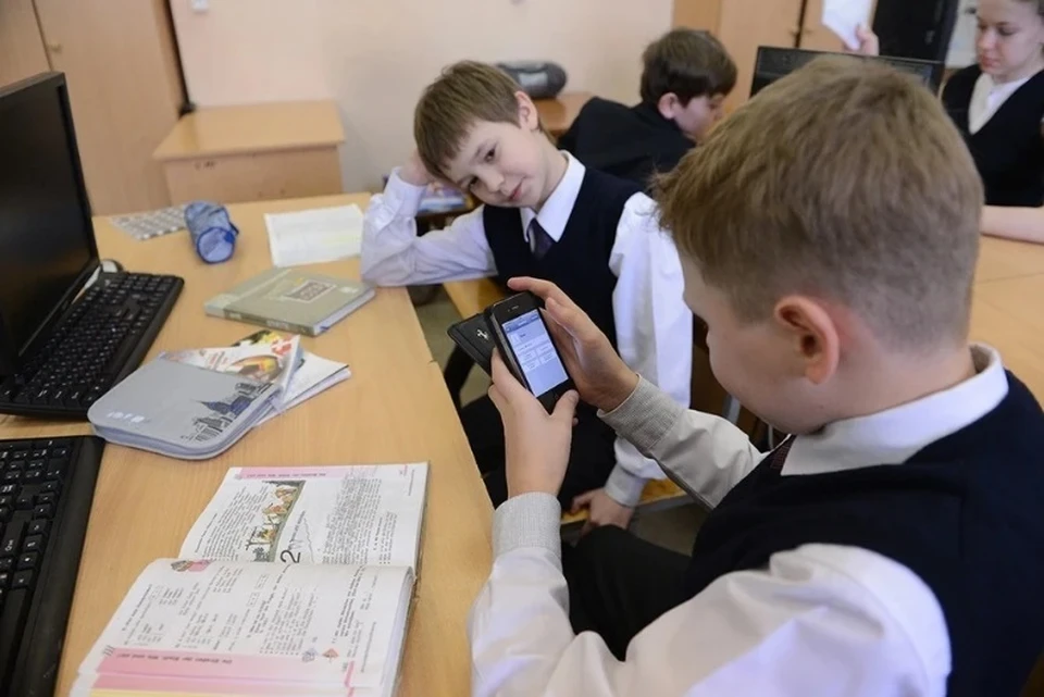 Госдума приняла поправку о запрете использования телефонов на уроках в школах