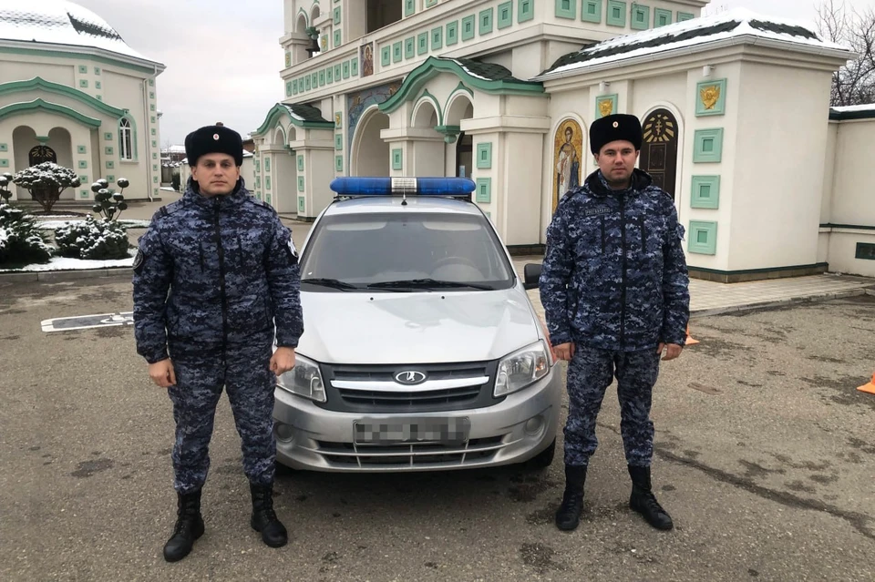 Старший сержант полиции Владимир Ворона и сержант полиции Евгений Колоколов Фото: пресс-служба ГУ Росгвардии по Краснодарскому краю