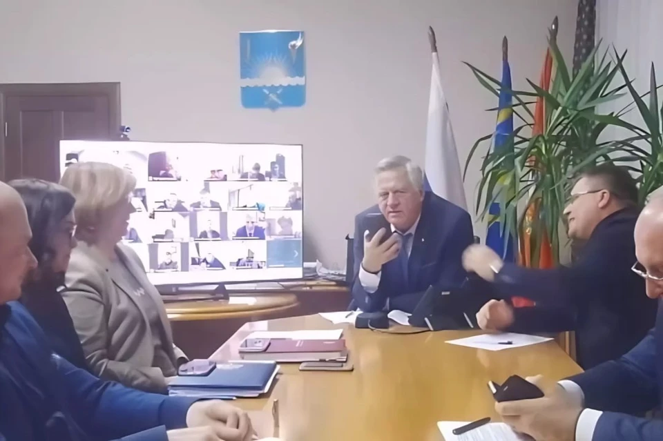 Глава района прервал Мамонтова и посоветовал ему «думать башкой». Фото: пресс-центр Оренбургского района