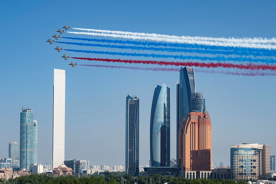 Небо над Абу-Даби в цветах российского флага