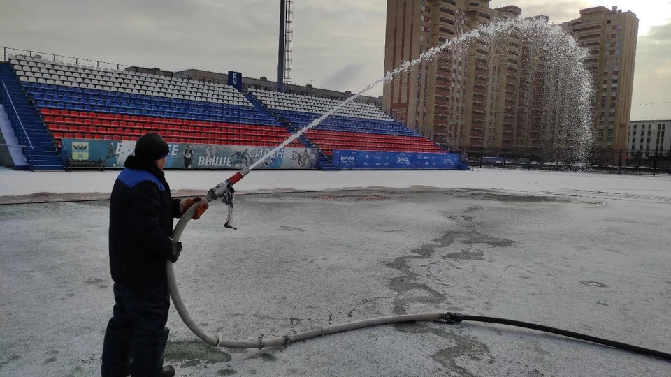 Толщина льда на стадионе "Оренбург" должна быть не меньше 10 сантиметров