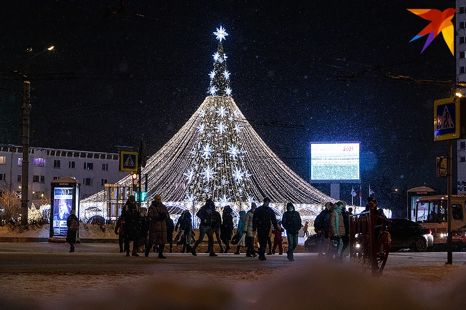 На этих выходных, 9-10 декабря, зажгут огни на новогодних елках во всех округах Мурманска.