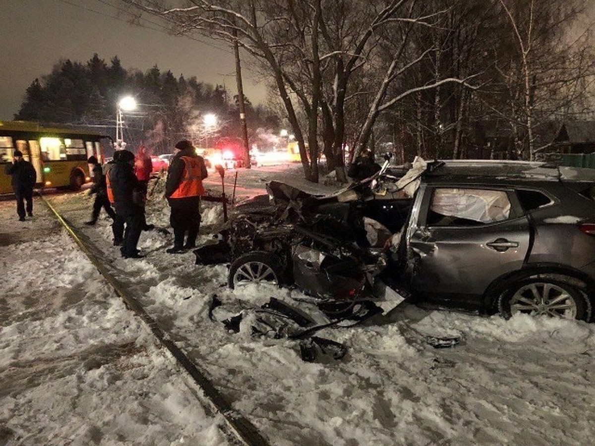 В Ярославле в ДТП с поездом и легковушкой пострадали женщина и двое детей -  KP.RU