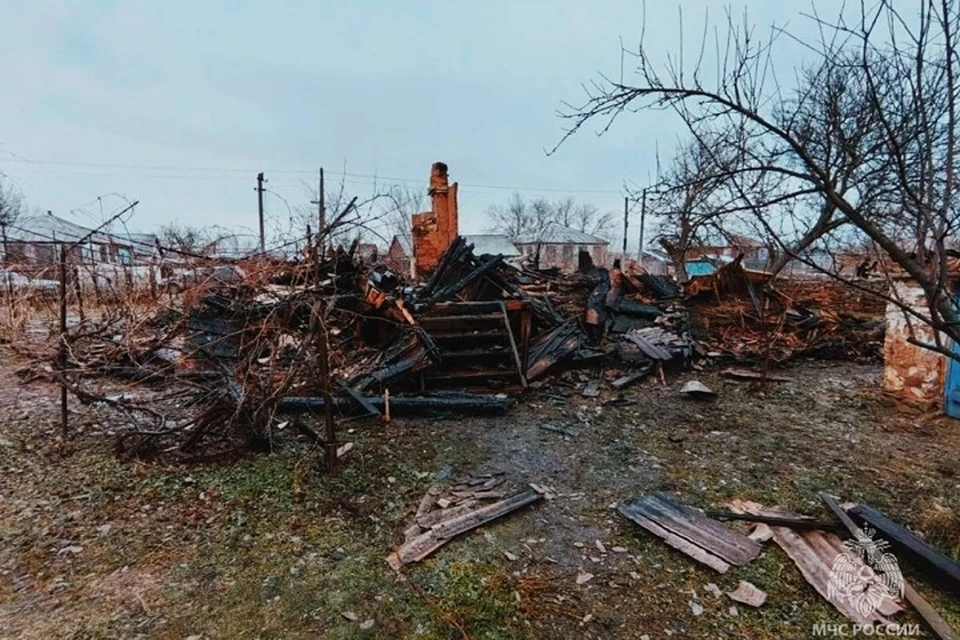 Огнем было охвачено 48 кв. метров, дом сгорел полностью. Фото: пресс-служба управления МЧС России по Ростовской области