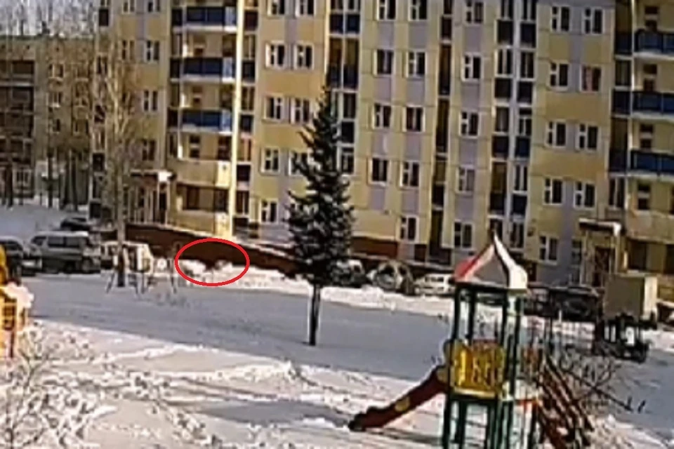 Момент гибели новосибирца на Одоевского попал на видео. Фото: стоп-кадр.