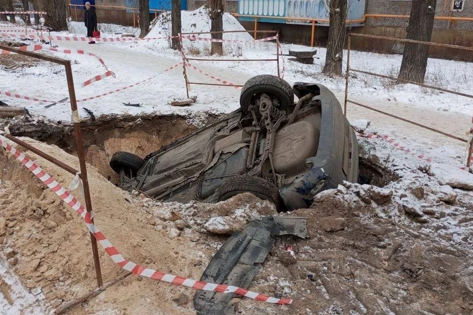 В Липецке за рулем упавшего в коммунальный раскоп «Форда» был полицейский