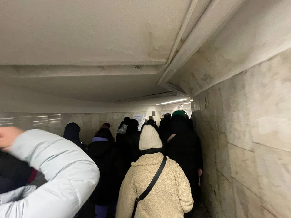 Столпотворение новосибирцев заметили в метро морозным вечером 8 декабря (Фото: Анна Пашагина)