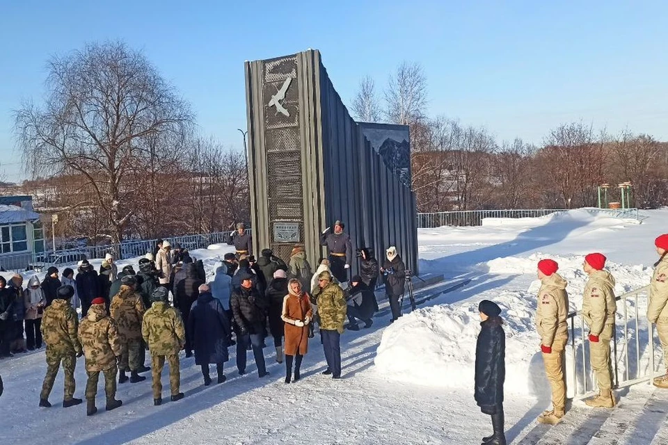 В Новосибирской школе открыли Мемориал защитникам Отечества (Фото: Виктория Перязева)