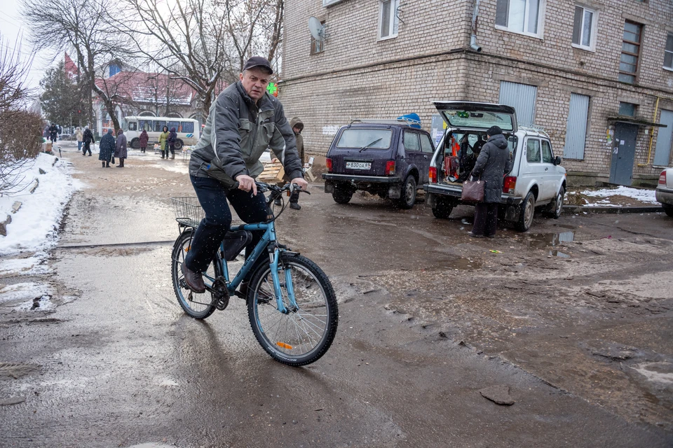 Люди неоднократно жаловались на плохую дорогу.