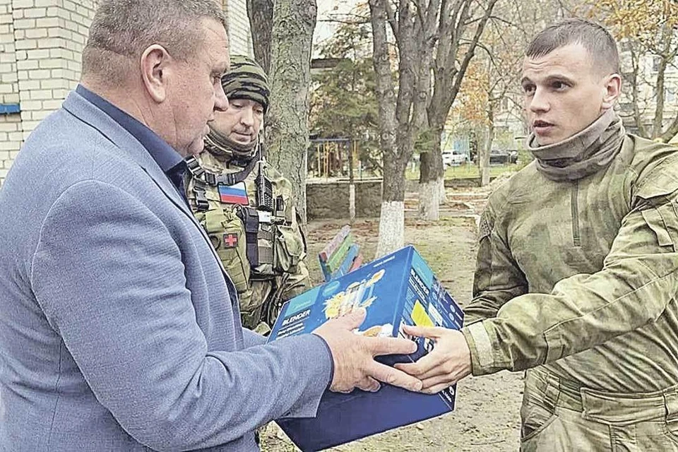 Волонтеры во время доставки средств гигиены и питания для детей Алешкинского дома-интерната, который сейчас находится в Скадовске.