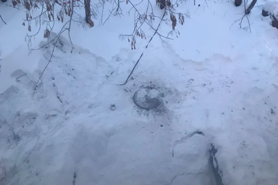 Сосед засыпал яму снегом, но она еще опасна. Фото: Предоставлено местными жителями