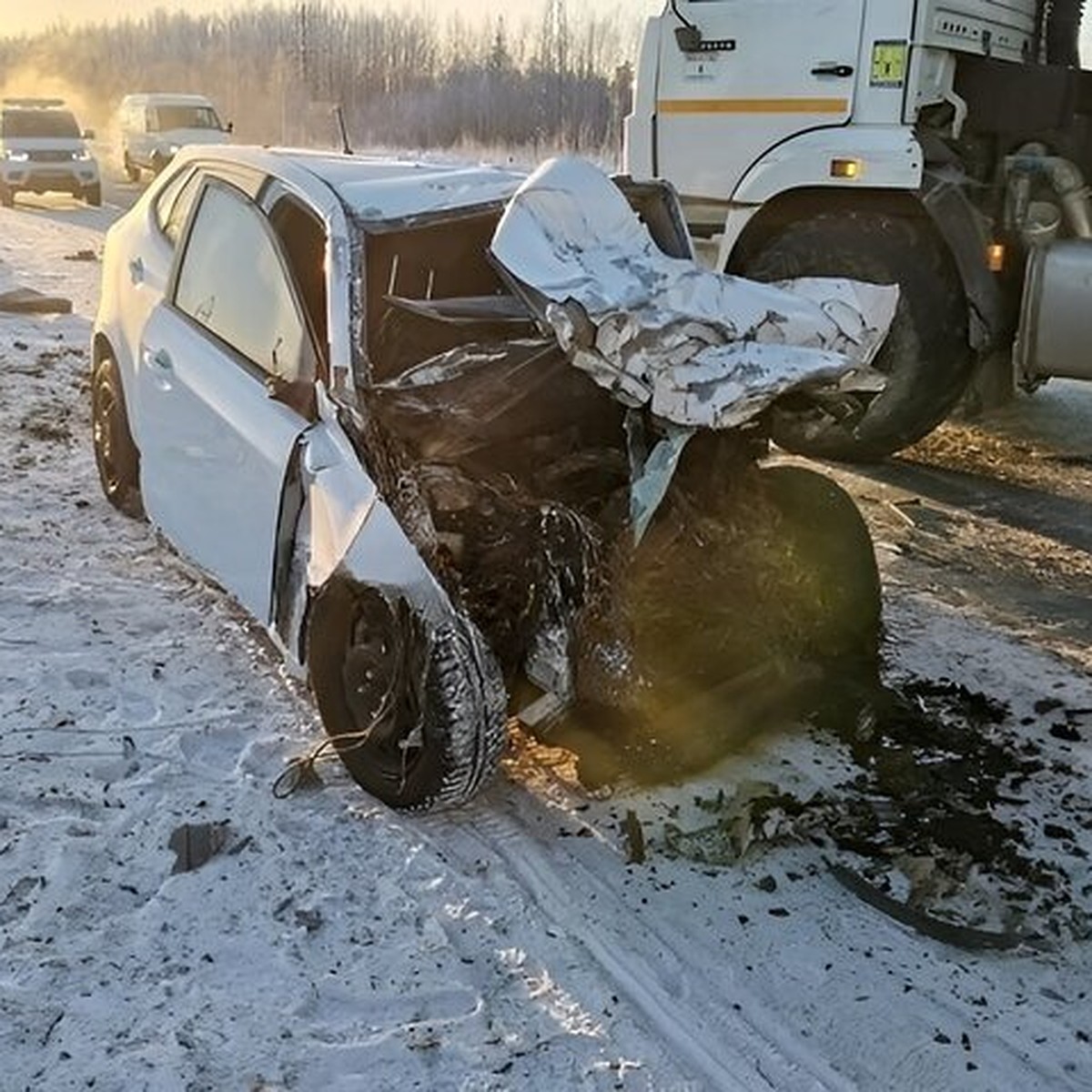 На трассе в Югре произошло жуткое ДТП: погибли четыре человека, еще два  находятся в больнице - KP.RU