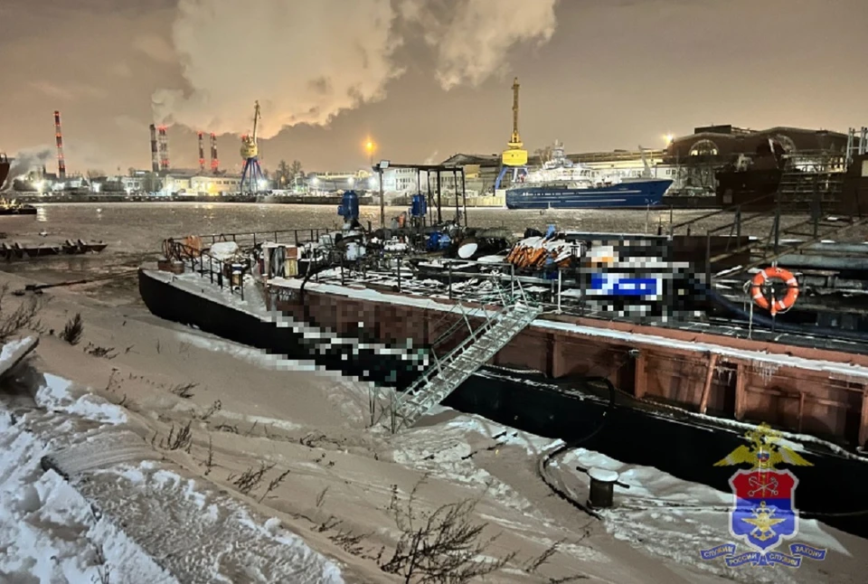 Баржа загорелась в Петербурге. Фото: УТ МВД России по СЗФО