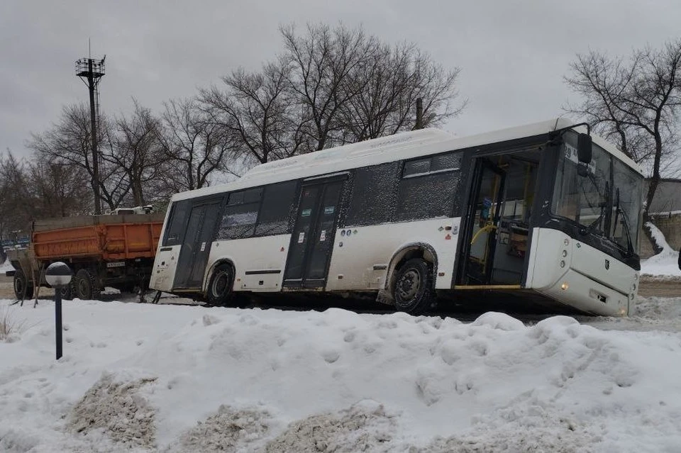 Автобус металлург бокситогорск. Автобус Металлург. Автобус провалился ви. Автобус провалился Рязань Ворошиловка. Покажи автобус который провалился.