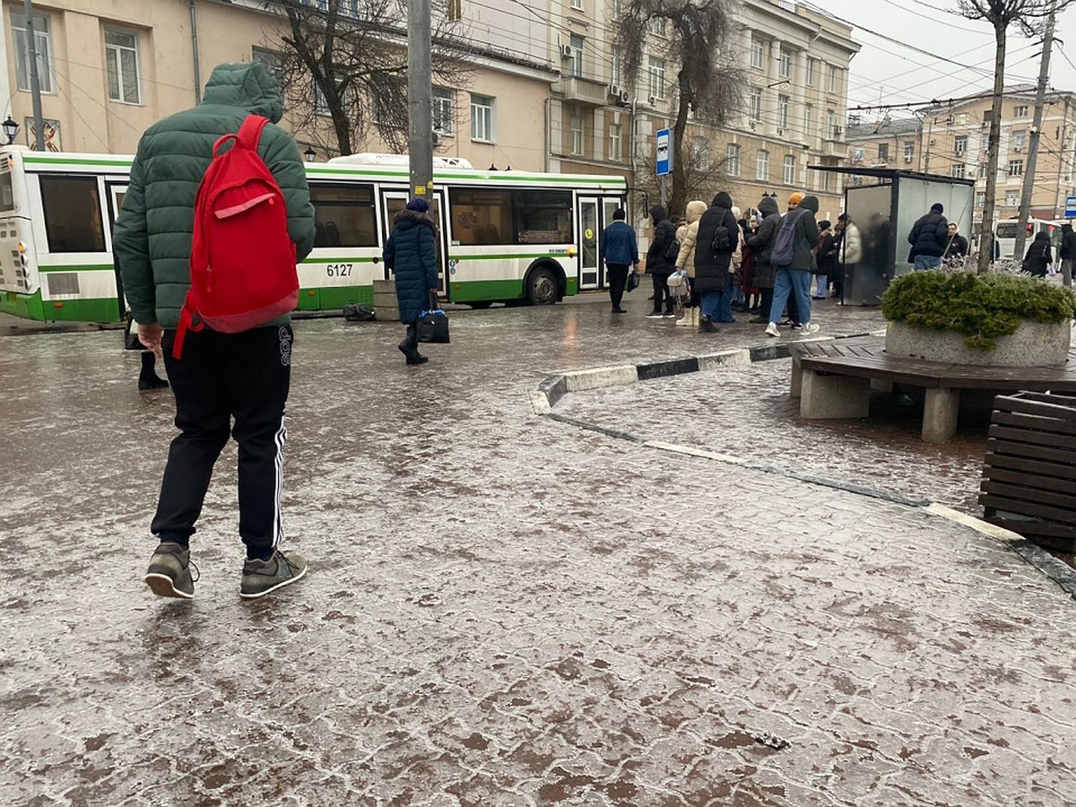 Приезжают в травмпункт сами или вызывают «скорую»: главврач рассказал о  последствиях гололедицы в Ростовской области - KP.RU