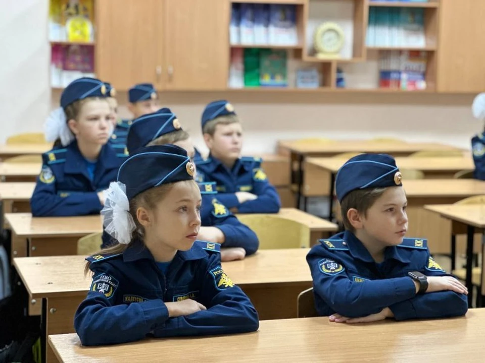 Ребятам показали видеоролик об истории принятия основного закона России. Фото: sev.gov.ru