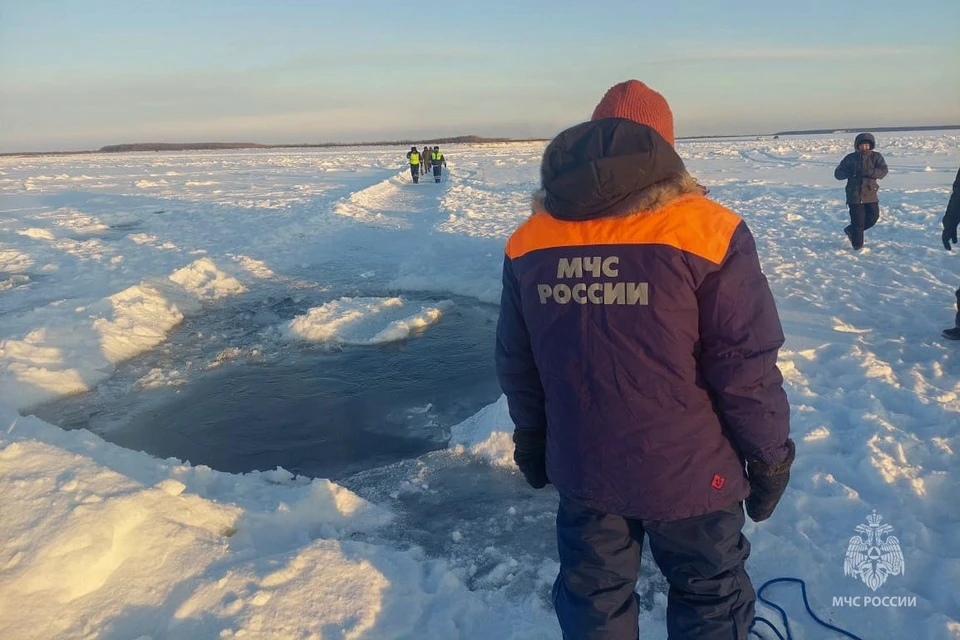Лед Якутия. Проваливаются под лед якуты. Трактор провалился под лёд Хабаровск. Острова Якутии. Лена возле якутска