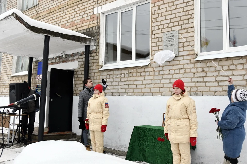 Мемориальная табличка появилась на здании филиала колледжа имени Коняева Фото: ЗСТО