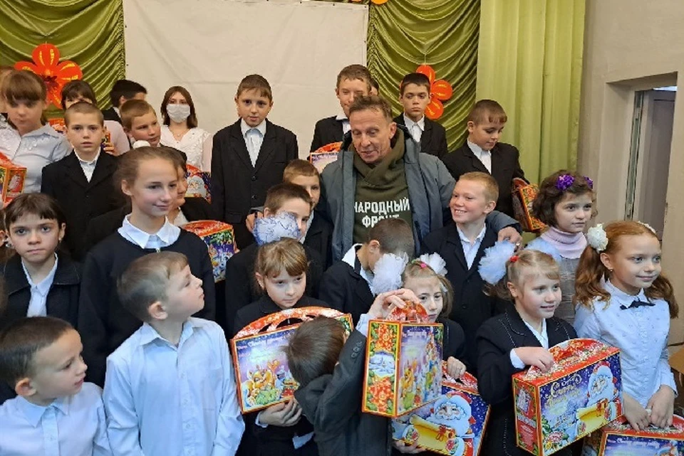 Известный российский актер и общественный деятель Иван Охлобыстин посетил школу-интернат в городе Докучаевск в ДНР
