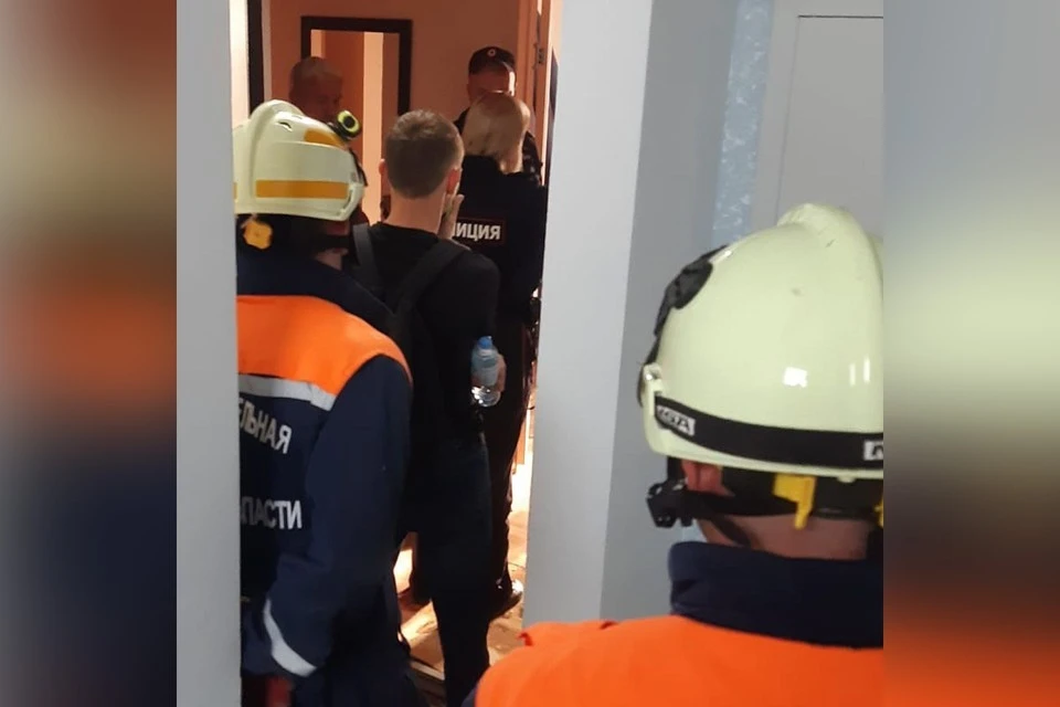 Дверь в съемную квартиру, где жила женщина с ребенком, пришлось вскрывать. Фото: Поисково-спасательная служба Челябинской области