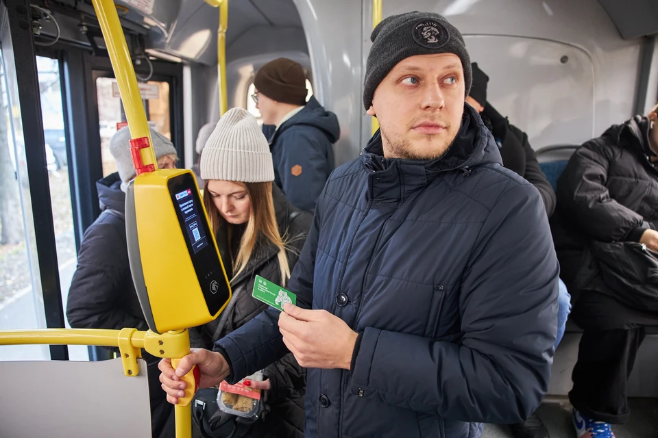Заплатил за проезд и еду спокойно.