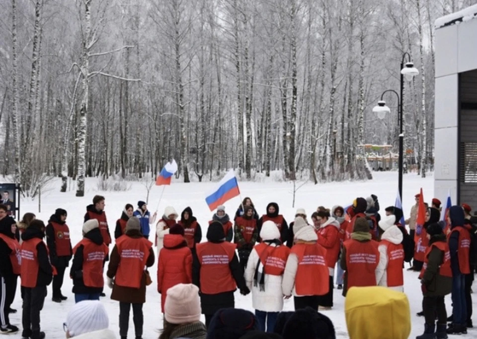 В Смоленске провели флешмоб в честь Дня Конституции. Фото: SMOLPATRIOT.