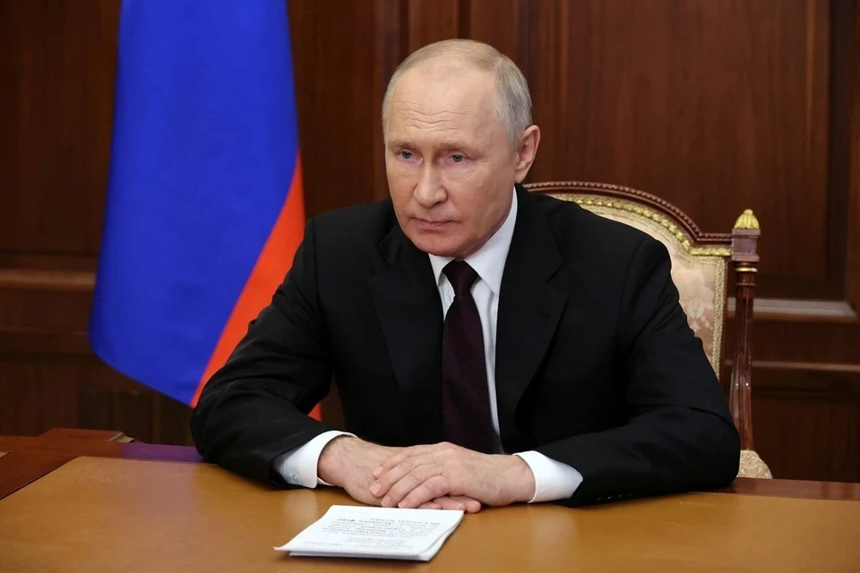 Путин поздравил россиян с 30-летием принятия Конституции РФ