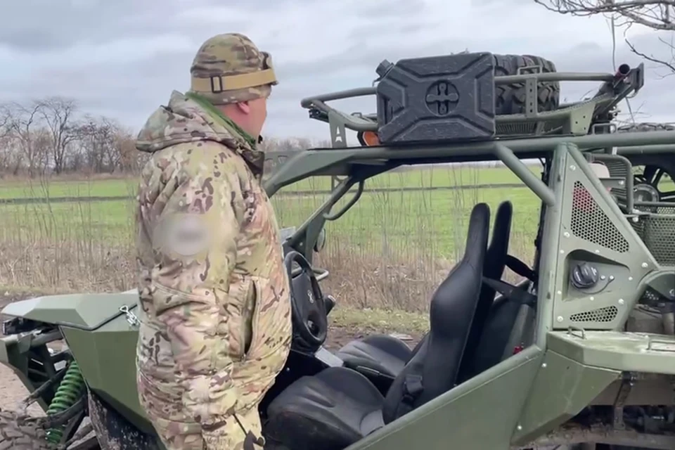 Российский военнослужащий с позывным "Артек" опробовал вездеход багги "Алабай" на Запорожском направлении. ФОТО: Народный фронт Запорожской области