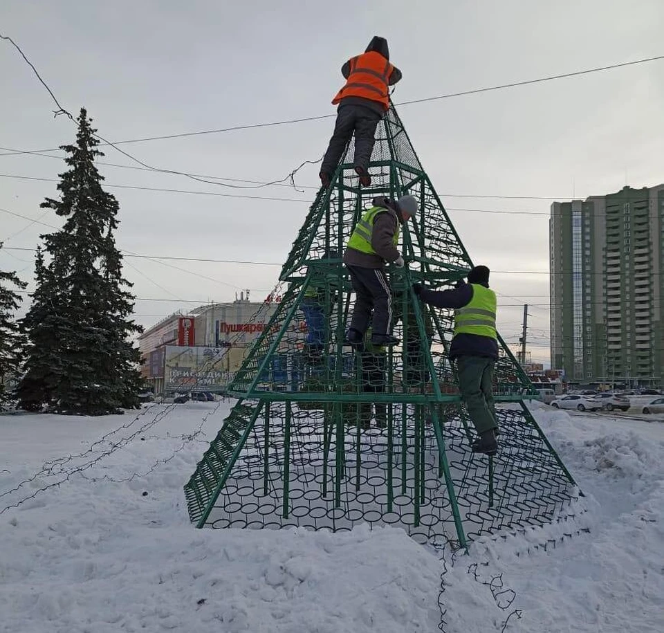 Ульяновские улицы продолжают украшать к новогодним праздникам. ФОТО: центр по благоустройству и озеленению Ульяновска
