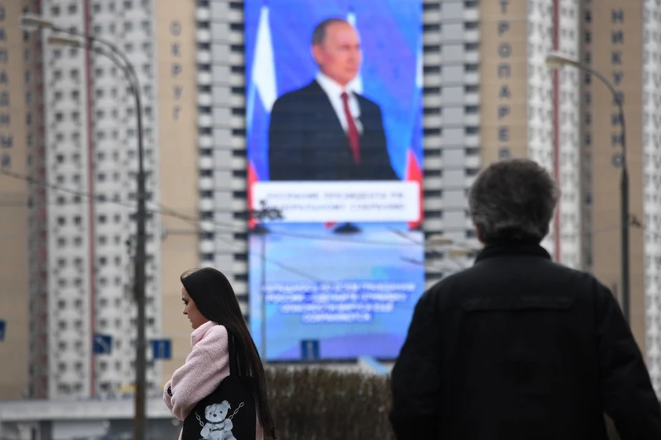 В Новосибирске на бассейне СКА установили морозоустойчивый медиафасад.