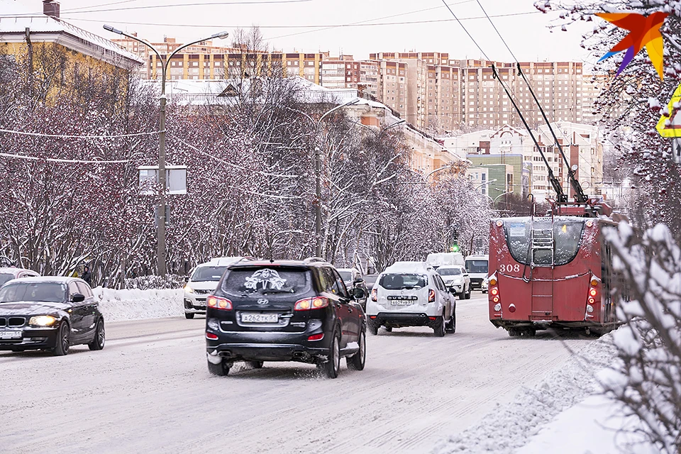 В 2023 году в Мурманске стали применять новую систему обработки дорог и пешеходных тротуаров от гололед.