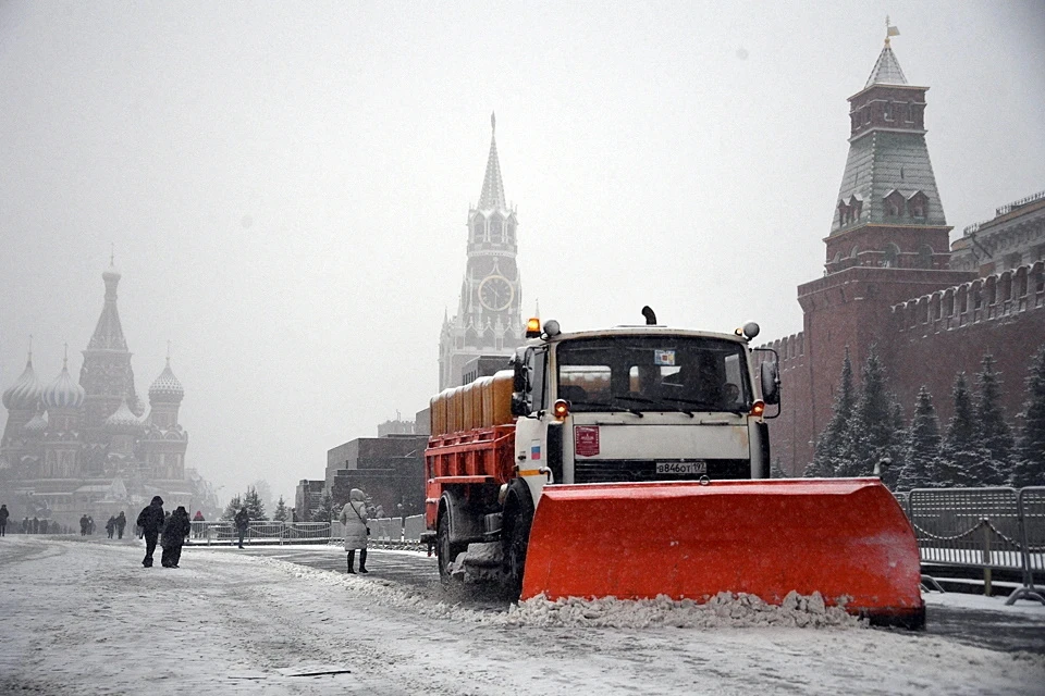 Городские службы очищают проезжую часть и тротуары от снега