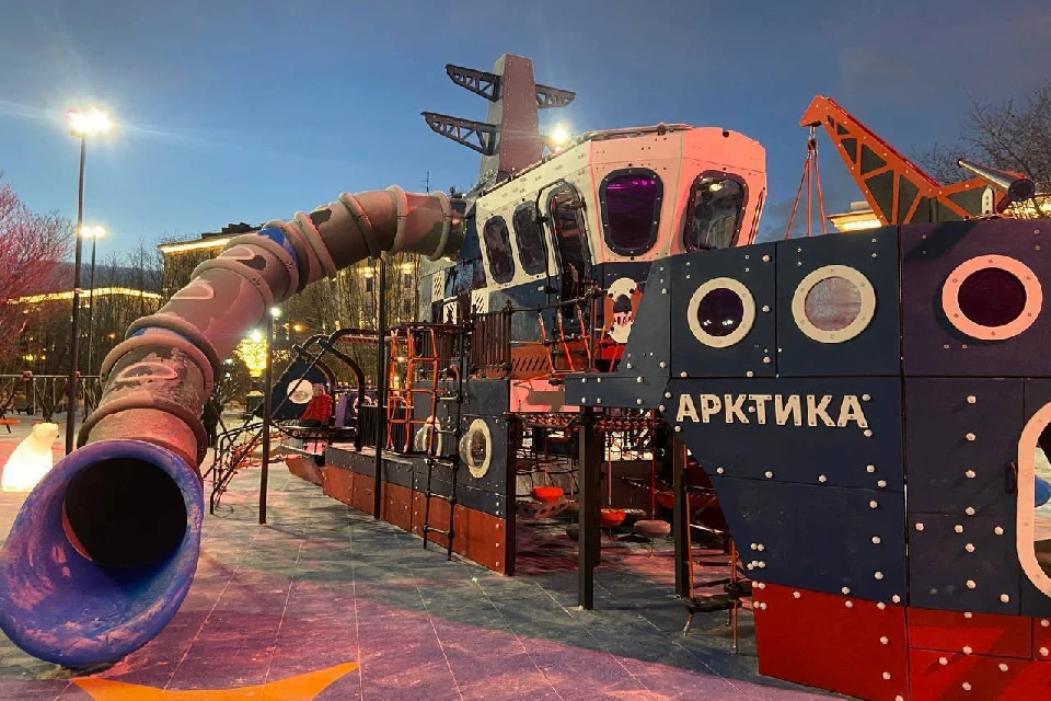 Для малышей подойдет нижняя палуба с игровыми элементами и небольшой горкой, для ребят постарше — верхняя палуба. Фото: правительство МО