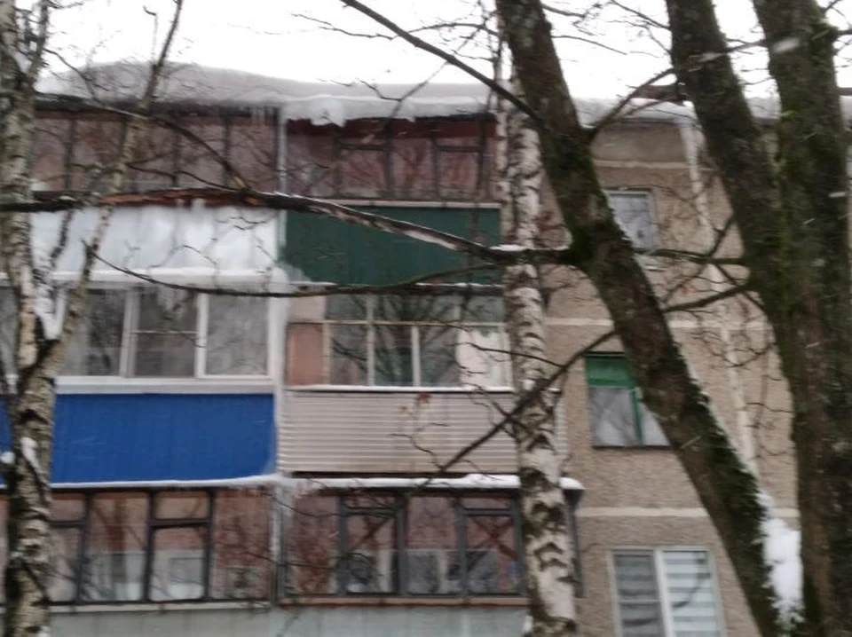 Ходить рядом с домами стало опасно