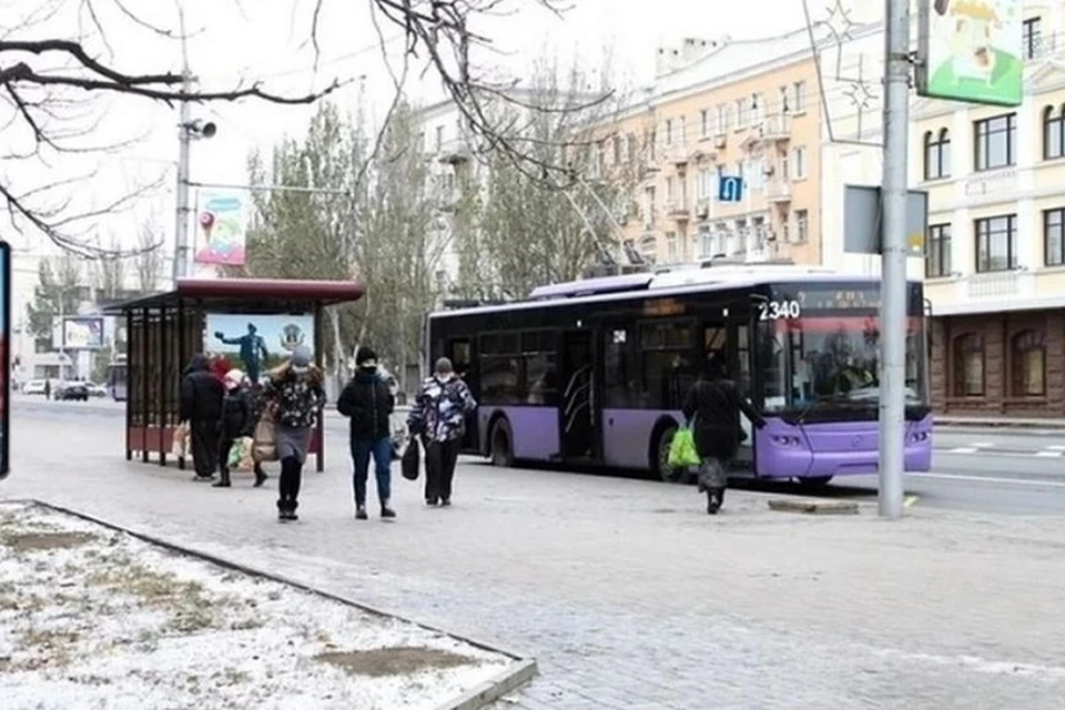 В Донецке коммунальщики борются с гололедом, посыпая придомовые территории