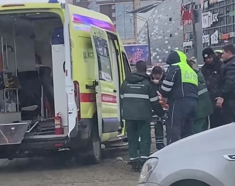 На место ДТП приехала реанимация. Фото: читатель КП