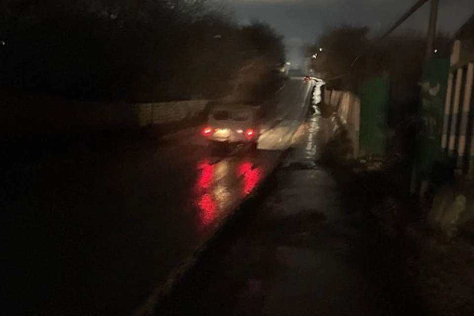 В Новосибирске забор опасно навис над газовой трубой (Фото: Александр Мифтахов)
