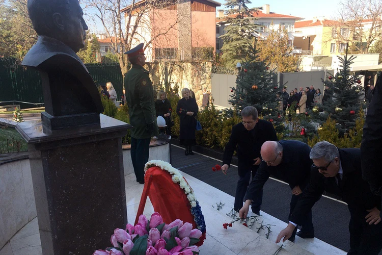 В Анкаре возложили цветы к бюсту российского посла Андрея Карлова