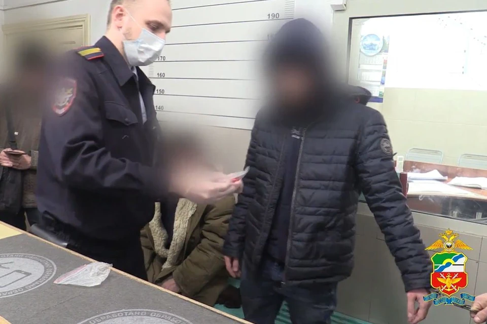 В Ленинском районе Новосибирска 27-летний парень оборудовал тайники с наркотиком. Фото: стоп-кадр из видео УТ МВД России по СФО