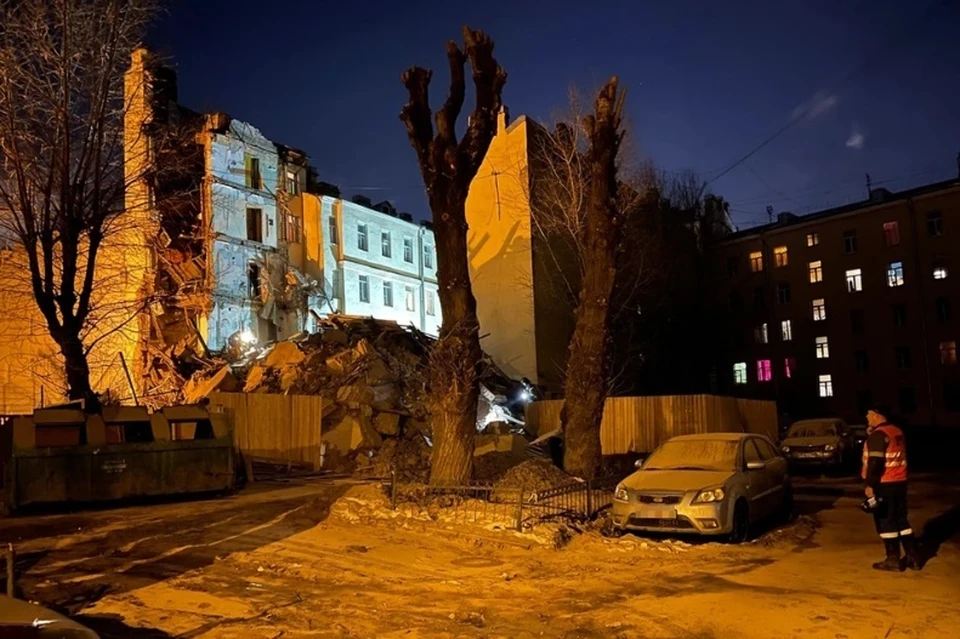 В центре Петербурга обрушился расселенный дом Фото: vk.com/yanearmyanka